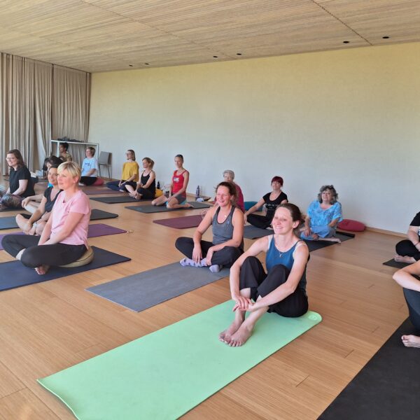 groupe personnes retraite yoga et méditation